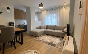 Centrally Located Glamorous Bright Apt Near Bazaar