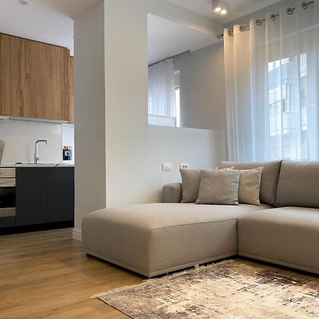 Centrally Located Glamorous Bright Apt Near Bazaar Tirana Exterior photo