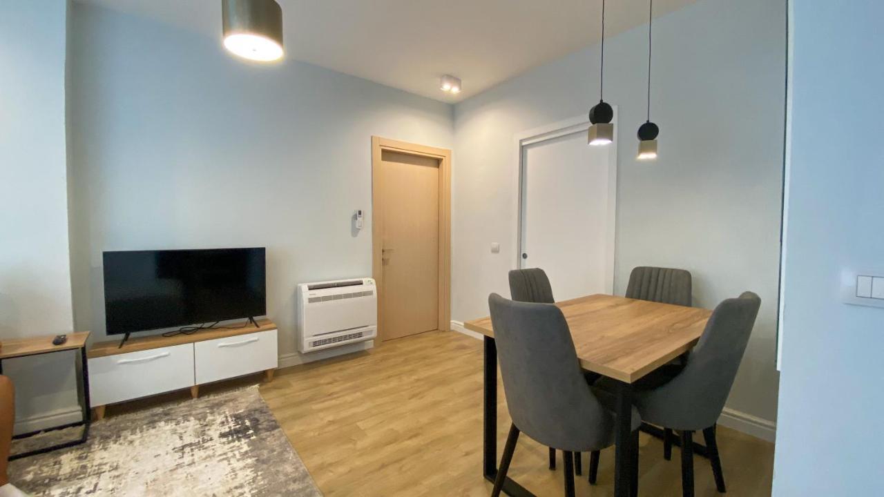 Centrally Located Glamorous Bright Apt Near Bazaar Tirana Exterior photo