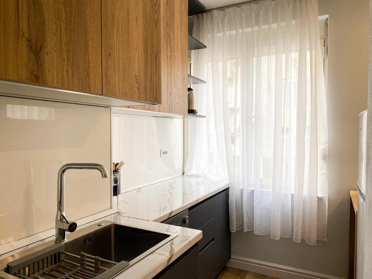 Centrally Located Glamorous Bright Apt Near Bazaar Tirana Exterior photo