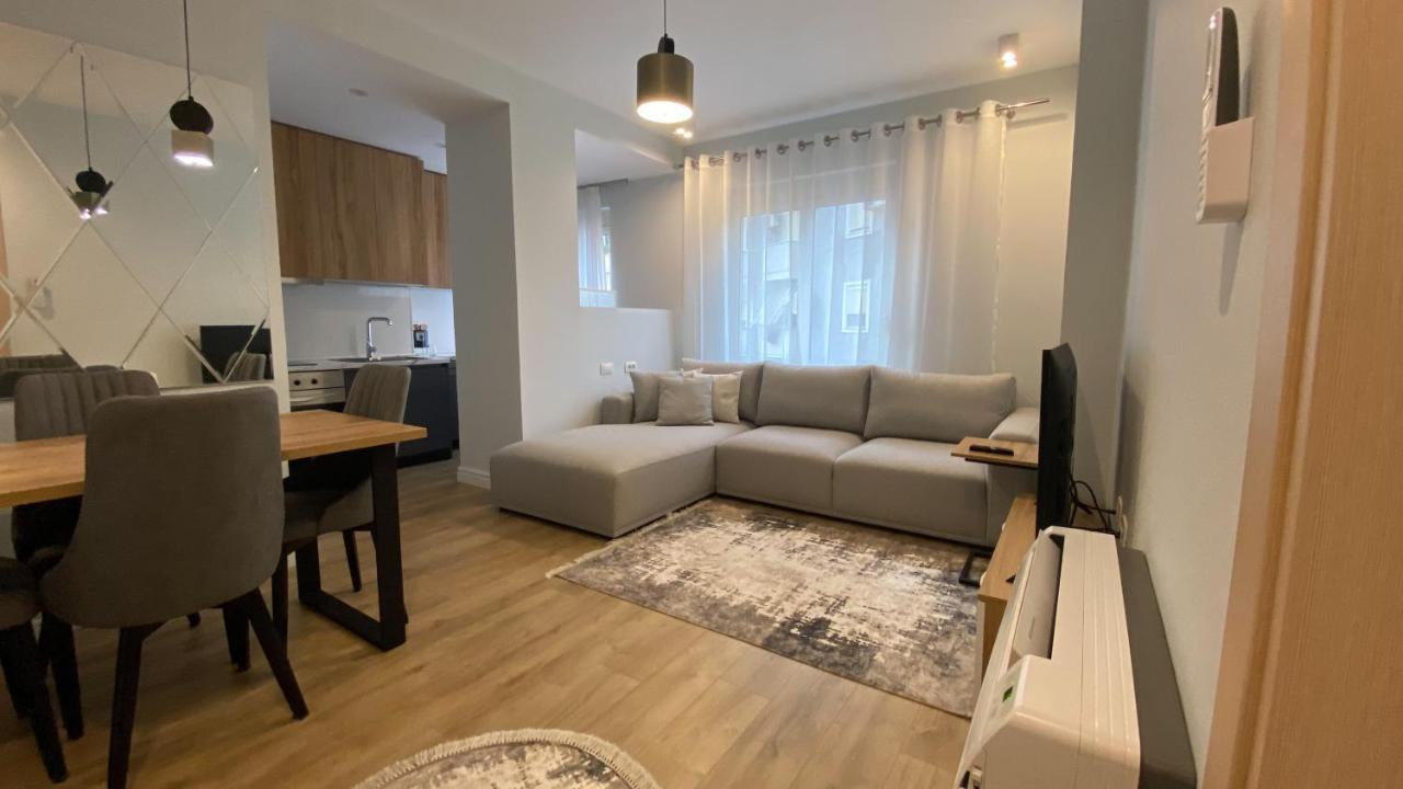 Centrally Located Glamorous Bright Apt Near Bazaar Tirana Exterior photo