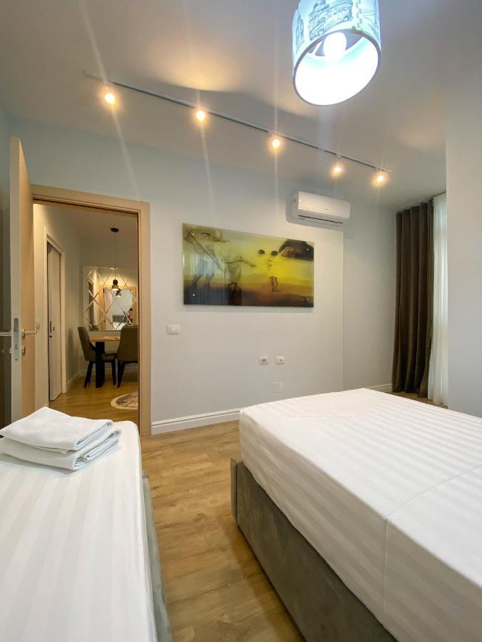 Centrally Located Glamorous Bright Apt Near Bazaar Tirana Exterior photo