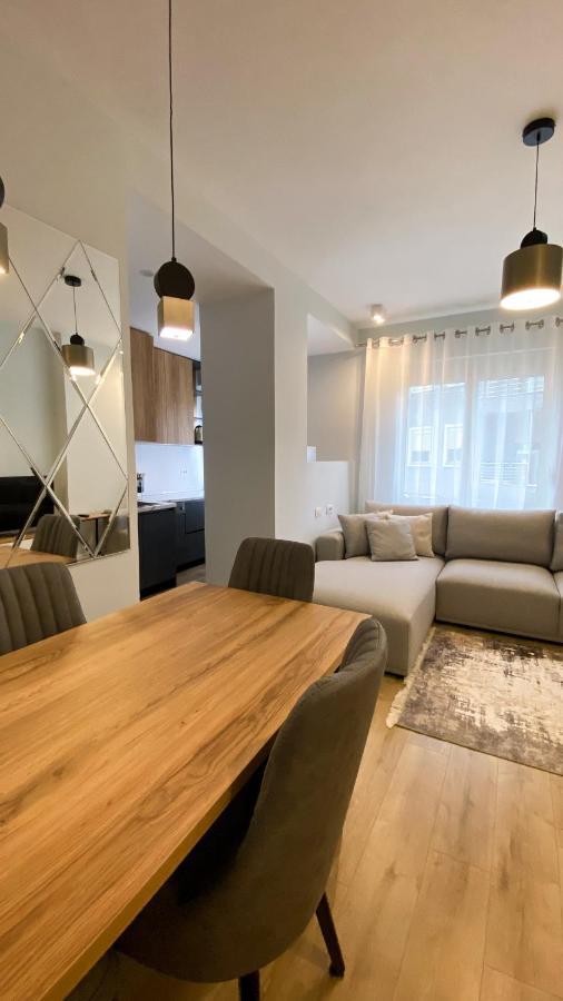 Centrally Located Glamorous Bright Apt Near Bazaar Tirana Exterior photo