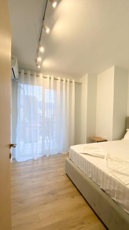 Centrally Located Glamorous Bright Apt Near Bazaar Tirana Exterior photo
