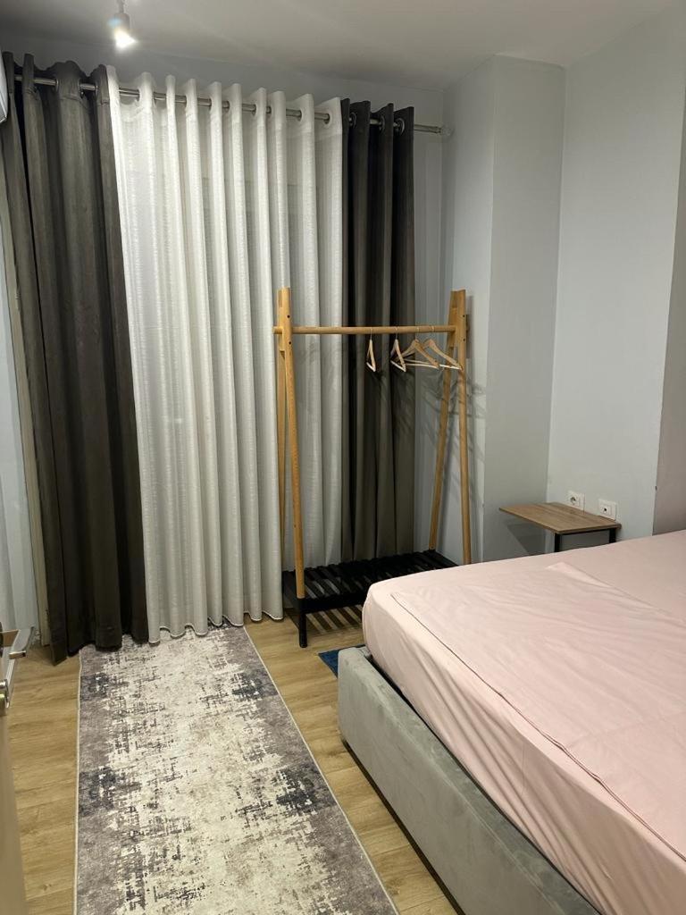 Centrally Located Glamorous Bright Apt Near Bazaar Tirana Exterior photo