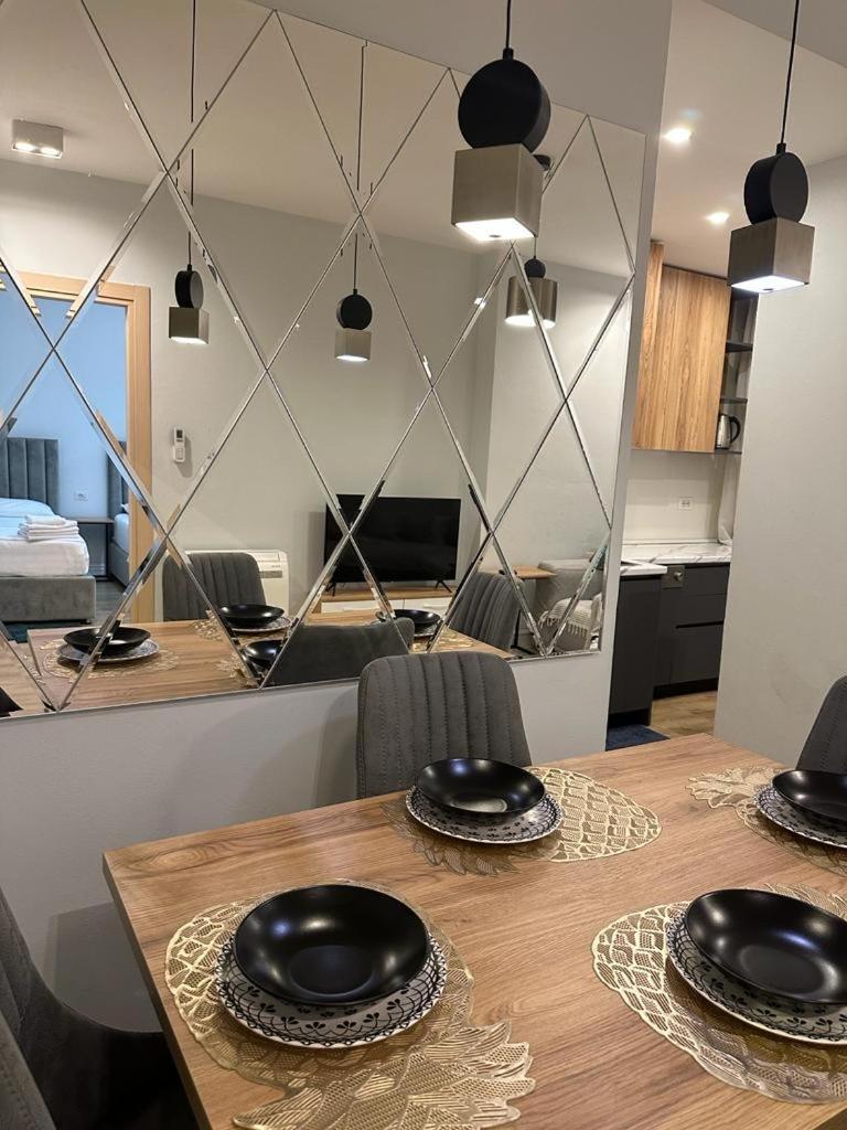 Centrally Located Glamorous Bright Apt Near Bazaar Tirana Exterior photo